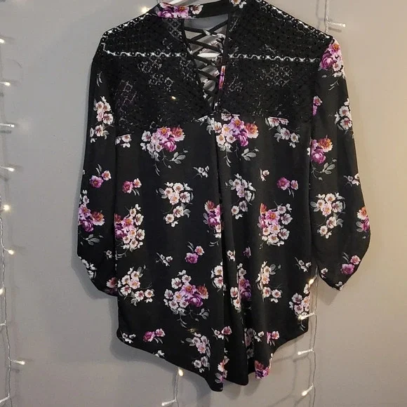 H14-NO BOUNDARIES: WOMEN SIZE XL FLOWERED QUARTER SLEEVE FLOWERED TOP - Picture 4 of 5